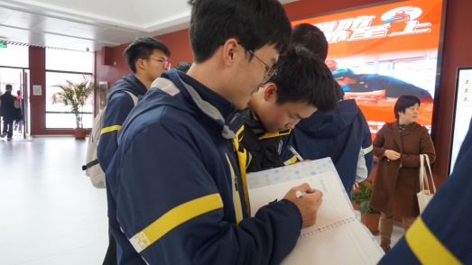 C:\Users\wsw\Desktop\20250300博物馆里的大思政课\20250300活动\2401\高一1班渡江纪念馆活动照片\12.jpg