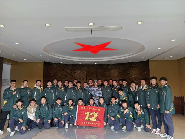 C:\Users\wsw\Desktop\20250300博物馆里的大思政课\20250300活动\2312记忆与传承——高二（12）班国防教育馆里的大思政课\活动照片\2.jpg