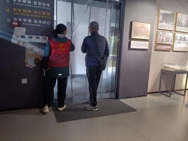 商店的玻璃窗前的男人&#xA;&#xA;AI 生成的内容可能不正确。